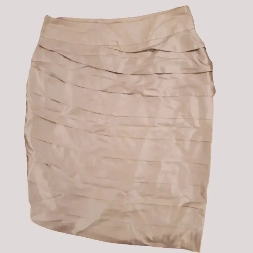 Structural Banana Republic Tiered Pencil Skirt | Size 6 | Pale Mauve-Pink - Picture 3 of 6
